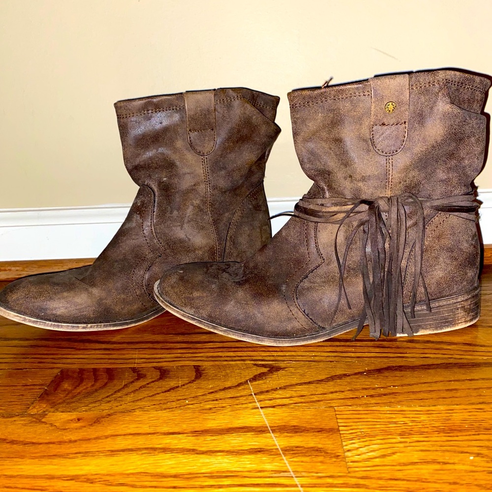 Simple brown boutique boots